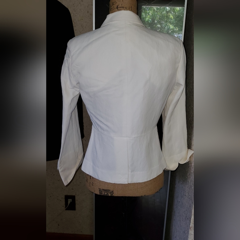 Stylish White Jacket - image 5